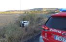 La furgoneta, en el terraplén tras salirse de la carretera.