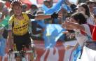 El ciclista norteamericano del equipo Jumbo-Visma, Sepp Kuss, saluda al público antes de entrar a meta.