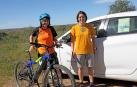 Dos usuarias de vehículos eléctricos en el Parque Natural Arribes, María José Caminero (i) y Margarita Revilla (d).