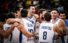 Scola y sus compañeros celebran la victoria de Argentina.