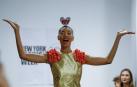 Agatha Ruiz de la Prada sube a la pasarela rodeada de diseñadores latinos