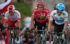 El ciclista esloveno Primôz Roglic, junto al colombiano Miguel Ángel López "Supermán López"y al también colombiano Darwin Atapuma, a su llegada a Toledo