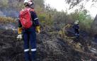 Los bomberos sofocan un incendio de hierbas próximo a la N-121A, en Oricain
