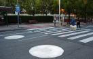 En distintas vías de Pamplona hay pintados círculos blancos como los de la imagen, preparativos de las señales de calle 30 km/hora.