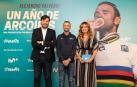 Alejandro Valverde junto a la periodista Mónica Marchante y 'Bropi', director de Deportes de Movistar+, en la presentación del documental 'Un año de arcoíris'