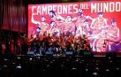 Los Reyes y Pedro Sánchez han recibido a los integrantes de la selección, que después han recorrido las calles de Madrid en un autobús descapotable para culminar en una fiesta en la plaza de Colón.