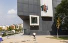 Una mujer camina hacia el edificio del Palacio de Justicia de Tudela.