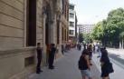 Imagen de la protesta de LAB en la fachada del Parlamento de Navarra.