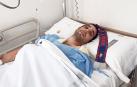 Oihan Górriz Muruzábal, de 26 años, en la habitación del Complejo Hospitalario donde se recupera de las heridas. Junto a él, la bufanda rojilla que tanto ánimo le da