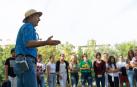 Enrique Baquero, el zoólogo de la Universidad de Navarra que guió el paseo por Pamplona, digiéndose a los partipantes en la actividad