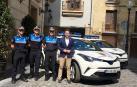 De izquierda a derecha, los subinspectores Ricardo Casamián y José Antonio Agramonte; el jefe de la Policía Municipal, Juan Cruz Ruiz, y el alcalde, Alejandro Toquero, junto a los dos nuevos vehículos híbridos.