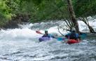 Kayaks en el Arga ante la suelta de 130.000 m3 de agua de Eugi en tres horas