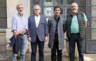 El consejero Santos con una representación de la asociación.