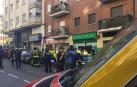 Servicios de emergencia y vecinos, en el lugar en el que la mujer se ha arrojado del balcón con su hija en Madrid.