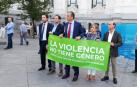 Los representantes de Vox en el Ayuntamiento de Madrid, con la pancarta.