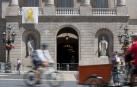 El lazo amarillo que reivindica la libertad de los políticos independentistas presos vuelve a colgar de la fachada del Ayuntamiento de Barcelona.