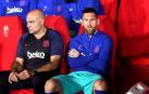 Leo Messi observa el partido desde el banquillo del Granada.