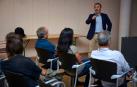 Luis Turiel se dirige a los vecinos de Carcastillo que acudieron el viernes al primer foro informativo sobre el desarrollo del PUM.