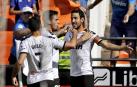 El jugador Daniel Parejo del Valencia, celebra con sus compañeros el gol marcado al Leganés.