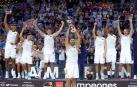 El capitán del Real Madrid, Felipe Reyes, levanta junto a sus compañeros el trofeo de la Supercopa Endesa