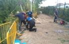 Un momento del rescate de una mujer que ha caído por un talud en Pamplona
