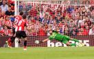 El centrocampista del Athletic Club de Bilbao, Raúl García, consigue de penalti el gol para su equipo.