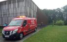 Ambulancia frente al edificio desde donde se ha precipitado el joven.