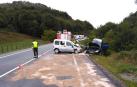 La colisión frontal de dos vehículos registrada este domingo 22 de septiembre en la N-121 a la altura de Arraitz se saldó con la muerte de una mujer, vecina de Bilbao, y tres heridos graves.