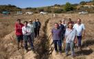 Un grupo de agricultores en una zona de comunal donde se abrieron zanjas y se colocaron tubos para el agua y palos, pero luego se paralizó la obra sin terminarla. De delante hacia atrás, en el lado izquierdo: Ángel Esparza Lacruz, Jon Vallés Gabari, Vitorino Lanas Napal, Ecequiel Murillo Fadrique y Víctor Gurpegui. En el lado derecho: Javier Ramón Gárriz Gárriz, Casimiro Vallés Salaberri, Pascual Lanas Olleta,  Isidoro García Gil, Gerardo Gavari Gárriz y Javier Tanco Tanco.