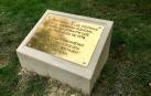 Primer plano de la placa de Gogoan repuesta.