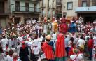 Las figuras de la Comparsa de Gigantes bailan la Jota de Cascante ante la imagen del copatrón de la localidad ribera.
