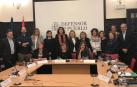 La presidenta de Hiru Hamabi, Yolanda Fonseca (la quinta por la derecha), en una jornada de trabajo con el Defensor del Pueblo.