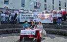 Representantes de los sindicatos Steilas y UGT, así como interinos afectados, este miércoles frente a Educación.