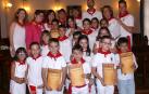 LAS DOS CORPORACIONES. La Corporación Municipal de Corella posó con el Ayuntamiento Infantil tras su constitución