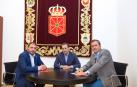 Unai Hualde recibe a Patxi Pérez, de la Asociación de Periodistas de Navarra