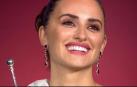 Una emocionada Penélope Cruz recoge el Premio Donostia de manos de su amigo Bono
