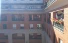 Un vecino de Pamplona acumula basura recogida en contenedores en su piso de Mendebaldea