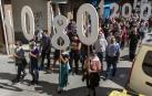 Un grupo de manifestantes, por el centro de Alsasua 'portando' sus reivindicaciones.