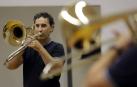 Rubén Velasco toca el trombón en un aula del conservatorio Pablo Sarasate de Pamplona.