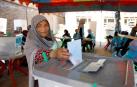 Una mujer vota en Kabul, capital de Afganistán.