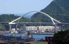 El desplome de un puente en el puerto de Nanfang'ao, al noreste de Taiwan, ha sepultado bajo toneladas de hormigón tres barcos pesqueros y han dejado atrapadas a varias personas.