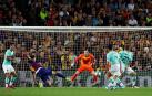 El olfato goleador de Suárez salva al Barça en la Champions