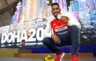 El atleta español Orlando Ortega posa con la medalla de bronce conseguida en la final 110 metros vallas del mundial de Atletismo Doha 2019