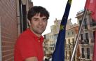 El alcalde lodosano Pablo Azcona en el balcón del despacho de alcaldía desde donde este lunes a las 12 de la mañana el primer equipo del CD Lodosa tirará el cohete de las fiestas patronales.