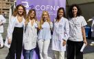 Con motivo del Día Mundial del Farmacéutico, el colegio oficial de Navarra (COFNA) celebró un encuentro con la ciudadanía en la confluencia de las calles Tudela y García Ximénez del Ensanche pamplonés. En este lugar se instaló una carpa en la que se realizaron análisis de piel, determinaciones de composición corporal o mediciones de ingesta de calcio a todos los interesados, que también pudieron conocer diferentes campañas de salud y recibir asesoramiento.