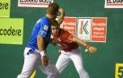 Irribarria golpea la pelota en un tanto del partido que ayer se disputó en Zarautz.