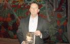 Kepa Menéndez, el sábado en Zúñiga con el libro presentado en la localidad.