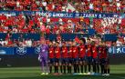 Minuto de silencio guardado por los jugadores de Osasuna antes del partido ante el Barça tras la muerte de la hija de Luis Enrique.