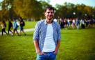 Juan Gutiérrez ante un grupo de jóvenes en la Vuelta del Castillo de Pamplona, muy cerca de la sede del CJN, en Yanguas y Miranda.