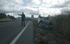 Herido leve al volcar su vehículo en el carril de incorporación a La Morea